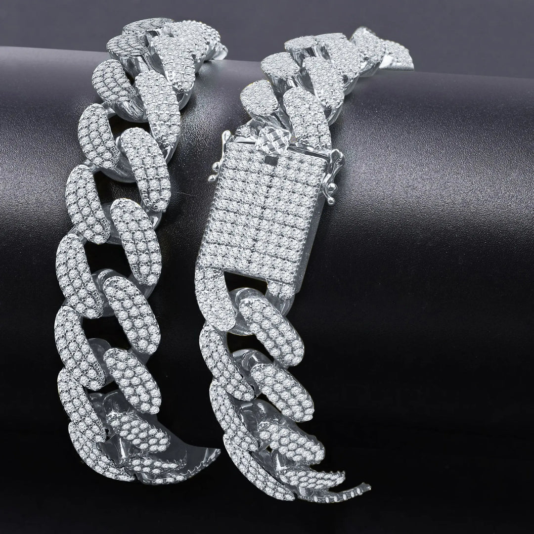 Opulent 18 MM Cuban Link Chain with Dazzling Cubic Zirconia Lilac Quartz