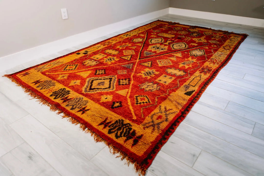 Handcrafted Moroccan Berber Wool Area Rug - 5'9"x10' - Timeless Vintage Charm Amber Pandion